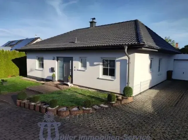 Winkelbungalow mit Vorgarten und Garage