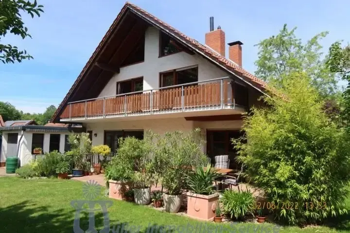 Einfamilienhaus mit Balkon und Garten