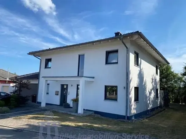 Einfamilienhaus mit weißer Fassade